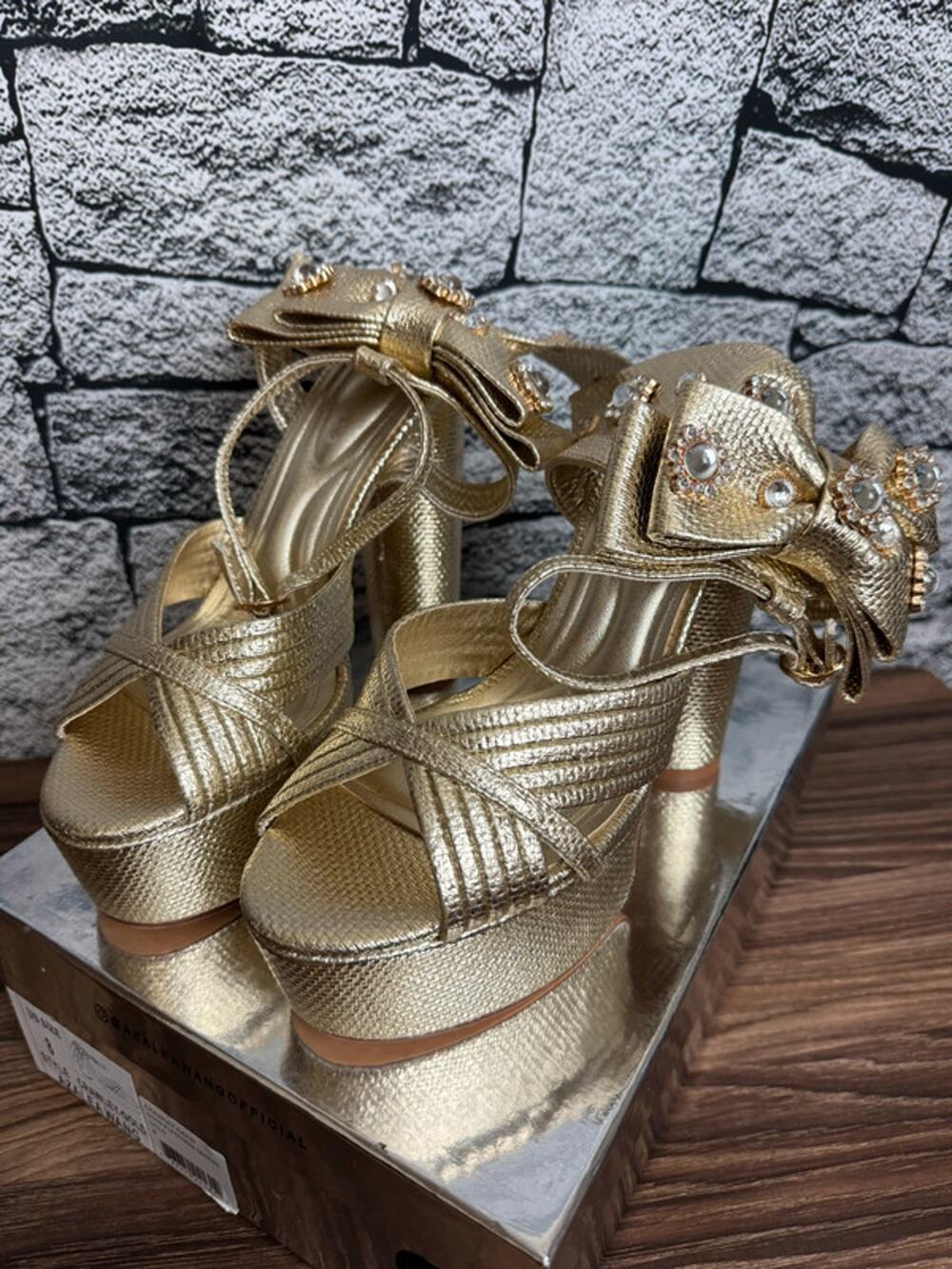Azalea Wang Crawley Gold Chunky Bow Sandals -Size 8